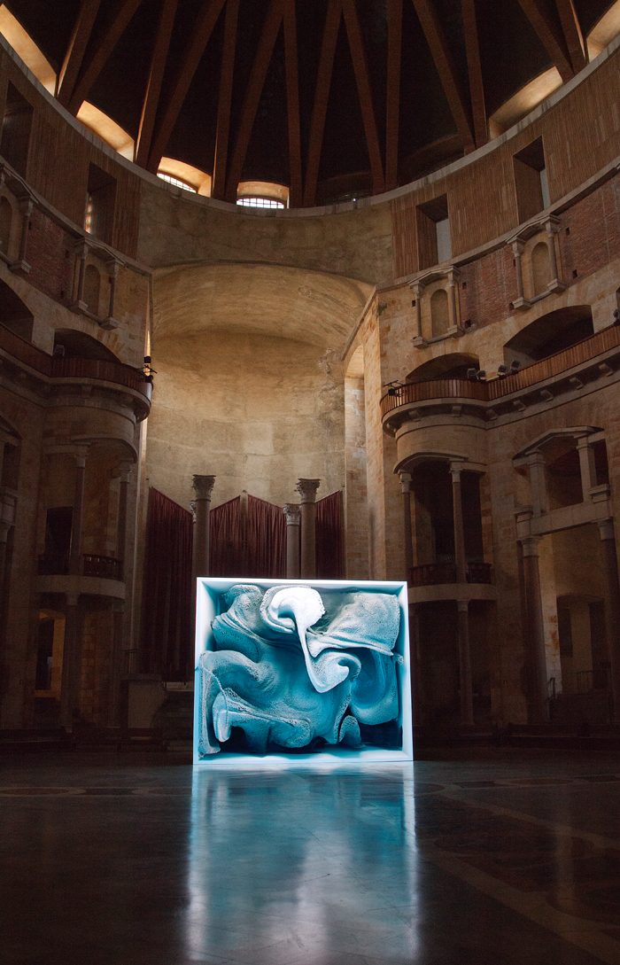 Melting Memories: Engram as data sculpture” de Refik Anadol en L.E.V. 2019.